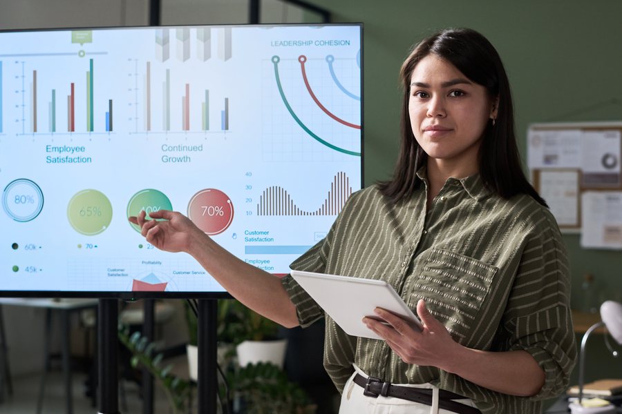 A recruiter presenting a talent analytics dashboard
